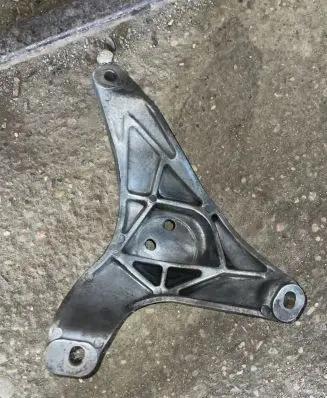 BMW 5 E39 Engine mounting bracket 1096080