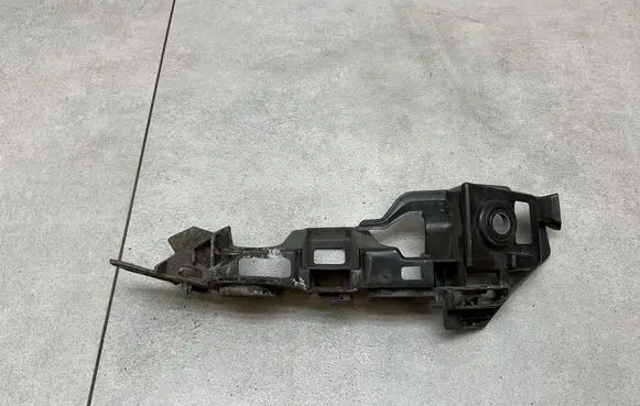 Front bumper mounting bracket
