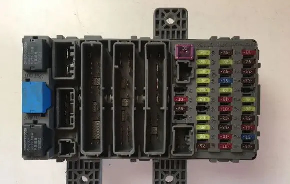 Honda Civic Fuse module 37842RN