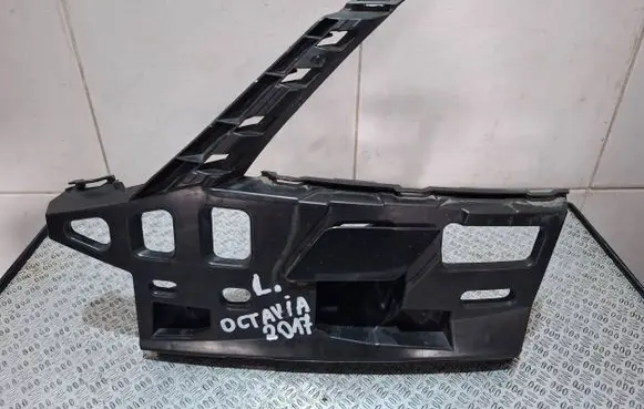 Skoda Octavia Mk3 (5E) Front bumper mounting bracket 5E080705D