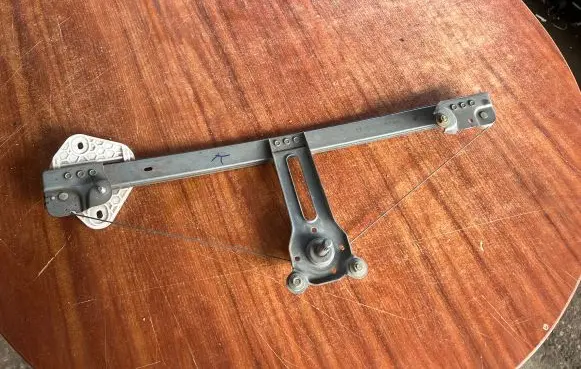 Dacia Logan I Rear door manual window regulator 118481