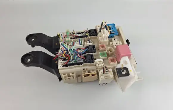 Toyota Avensis T270 Fuse module 8273005170C