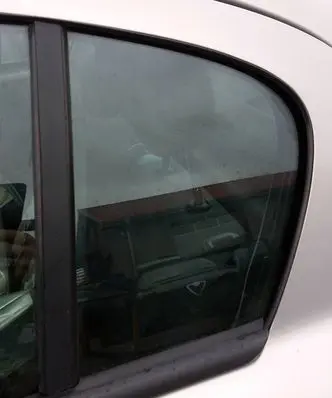 Opel Astra H Rear vent window glass 