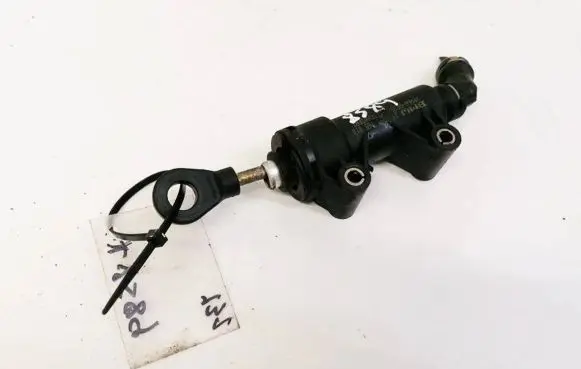 BMW 5 E39 Clutch master cylinder 21521165010 21.52-1165010