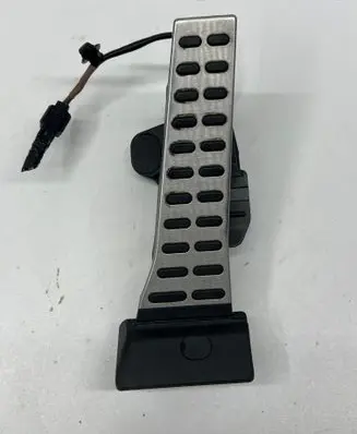 Accelerator throttle pedal