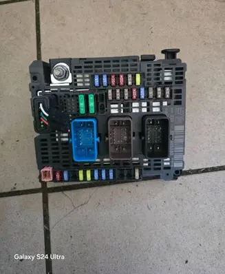 Peugeot Expert Fuse module 9811995580
