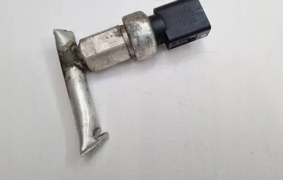 Volkswagen Golf IV Air conditioning (A/C) pressure sensor 1J0959126