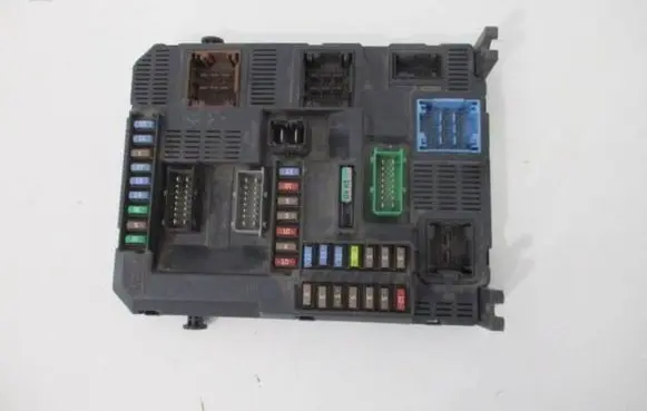 Peugeot 308 Central body control module 9807054180