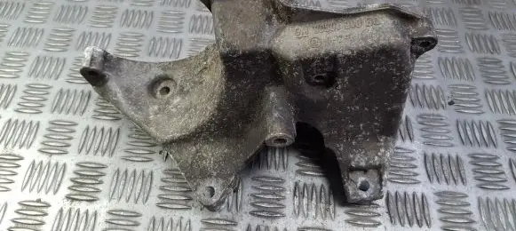 Opel Omega B1 Engine mounting bracket 90501940