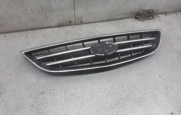 KIA Carens I Front bumper upper radiator grill