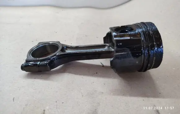 Suzuki Grand Vitara II Piston with connecting rod