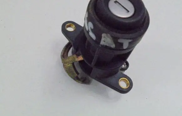 Volkswagen PASSAT B4 Front door lock (next to the handle) 
