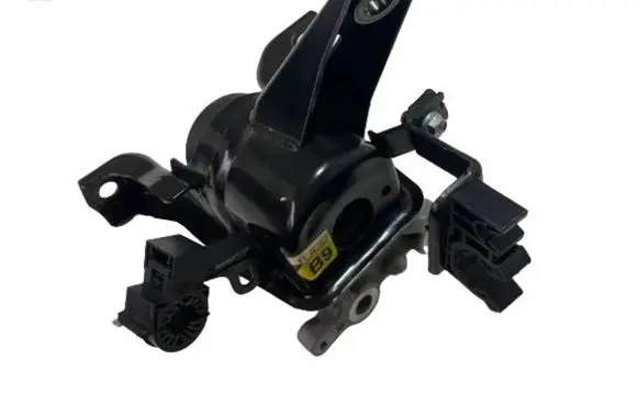 Engine mount vacuum valve