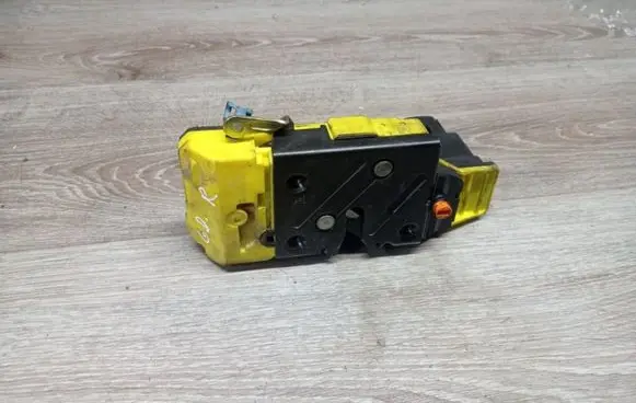 Volvo S60 Rear door lock 8650554