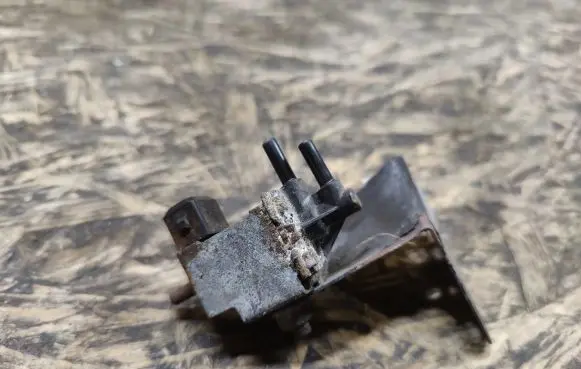 Nissan 240ZX, 280ZX, 300ZX Vacuum valve 