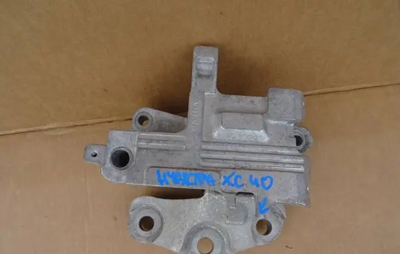 Volvo XC40 Engine mount bracket 32267915