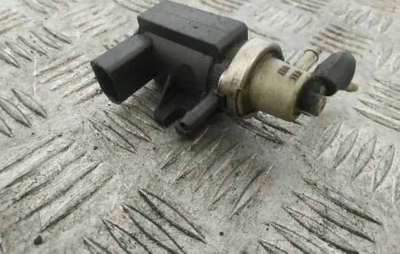 Audi A4 S4 B5 8D Turbo solenoid valve 1J0906627A