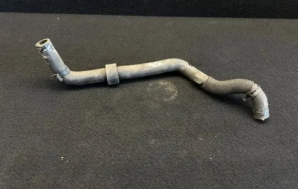 Volkswagen PASSAT B5.5 Engine coolant pipe/hose 038121086F