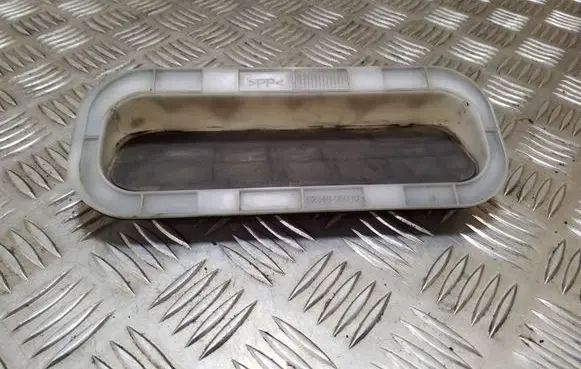 Quarter panel pressure vent