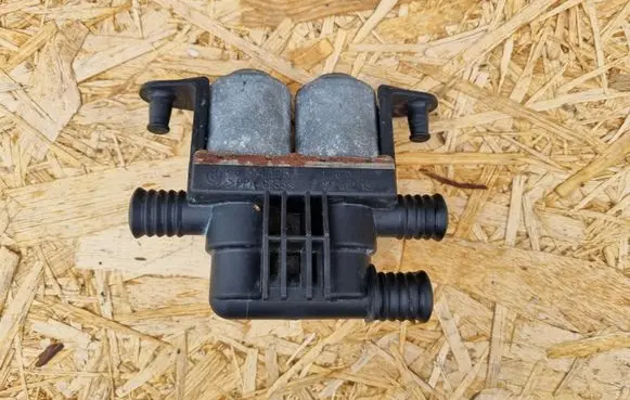 BMW 5 E39 Coolant heater control valve 8374995 1147412137
