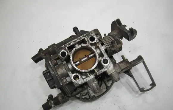 Volkswagen Golf III Throttle valve 032133023