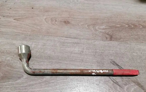 Volvo V70 Wheel nut wrench 9133668