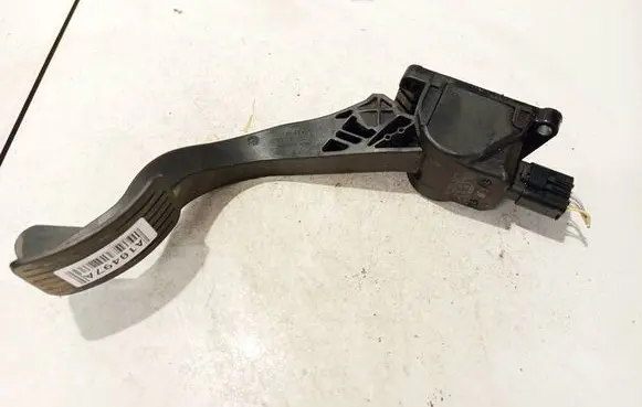 Accelerator throttle pedal