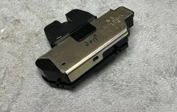 Peugeot 208 II Tailgate lock latch 8719F8