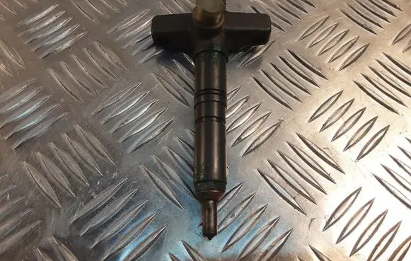 Mitsubishi Pajero Fuel injector 087Z484410