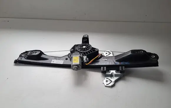 Nissan Qashqai Front door window regulator with motor