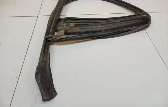 Subaru Forester SG Rubber seal front coupe door