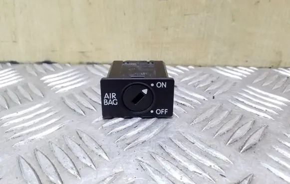 Passenger airbag on/off switch