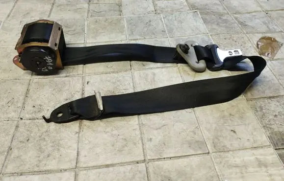 Mazda 3 I Front seatbelt 6032793