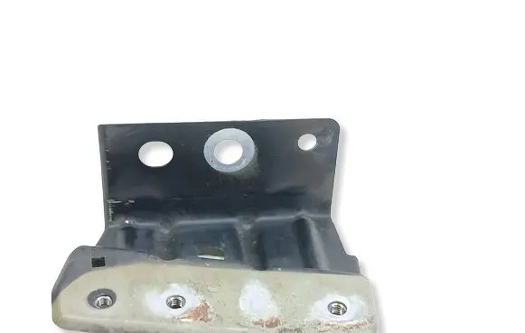 Nissan Qashqai+2 Fender mounting bracket 