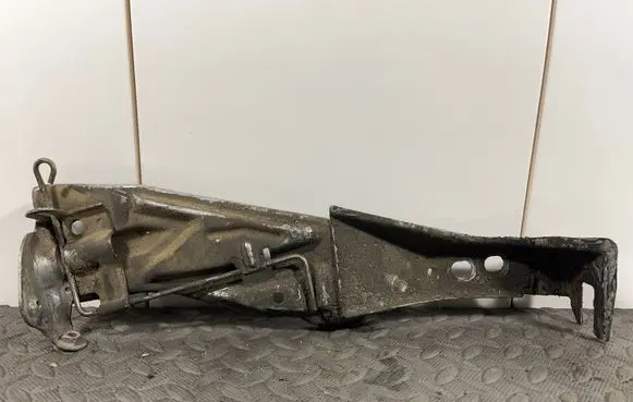Audi A6 S6 C4 4A Radiator mount bracket 4A0805808