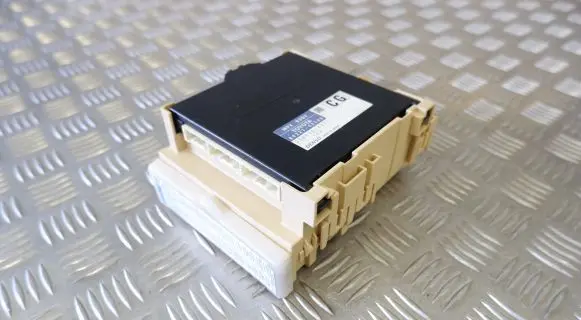 Toyota RAV 4 (XA40) Fuse module 8922142180 8273042770A
