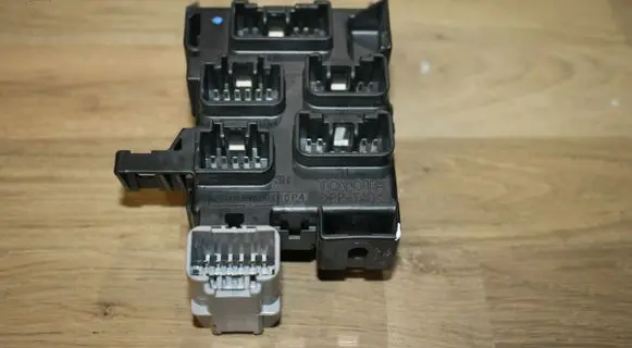 Toyota Corolla Verso AR10 Fuse module 8273405020