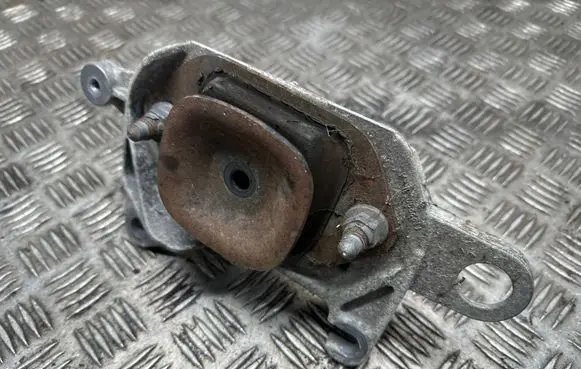 Nissan Qashqai Engine mount bracket