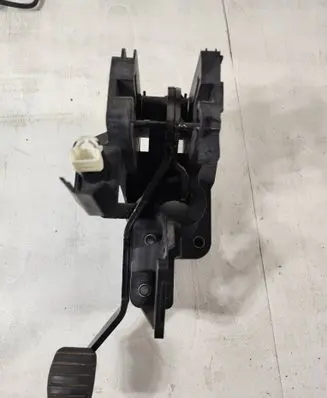 Renault Twingo III Brake pedal 465014775R A0000000001