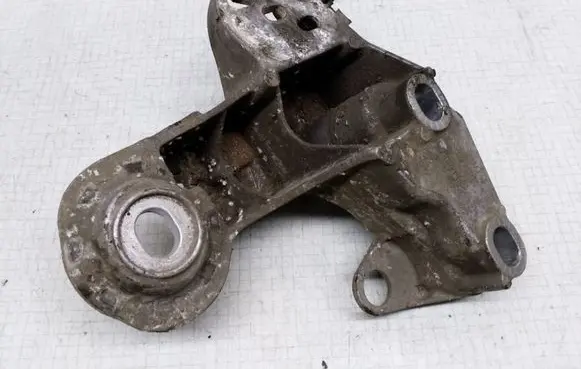 Volkswagen PASSAT B5.5 Engine mounting bracket 8E0199352F