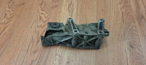 Engine mounting bracket