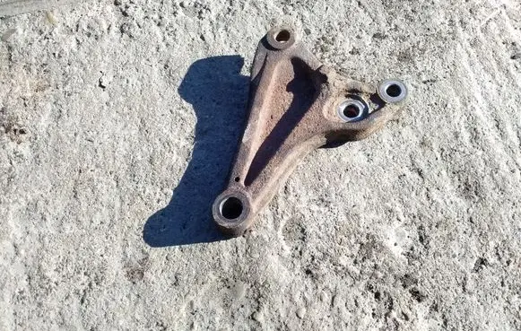 Mazda 323 Engine mounting bracket