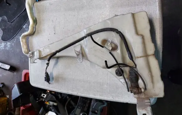 Volkswagen Touareg I Windshield washer fluid reservoir/tank 7L0955453F