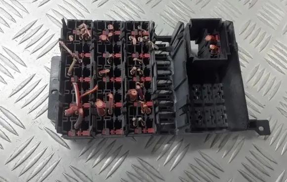 Mercedes-Benz E W210 Fuse box cover 2085450040