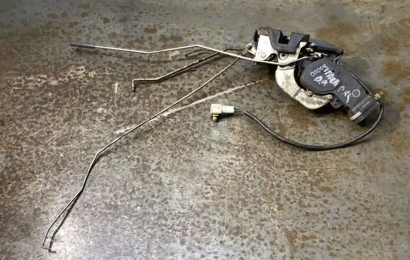 Suzuki Grand Vitara I Front door lock 