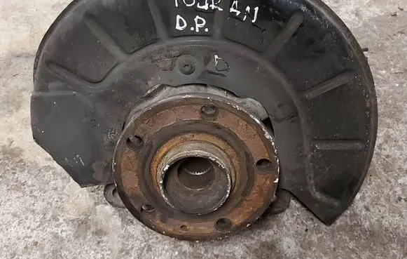 Volkswagen Touran I Front wheel hub spindle knuckle
