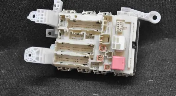 Toyota Auris 150 Fuse box set 8273002120A