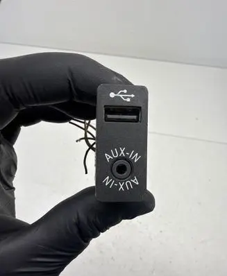 BMW 7 F01 F02 F03 F04 USB socket connector 9237654 84109237654