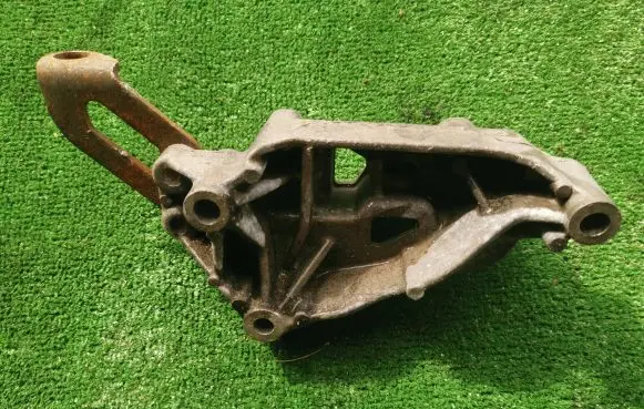 Skoda Yeti (5L) Engine mounting bracket 03F199275D