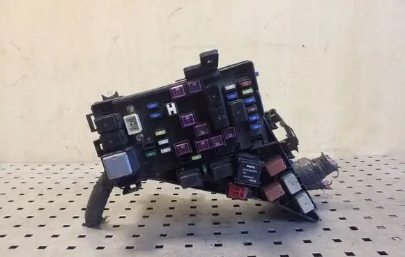 Subaru Legacy Fuse box set MB100200B